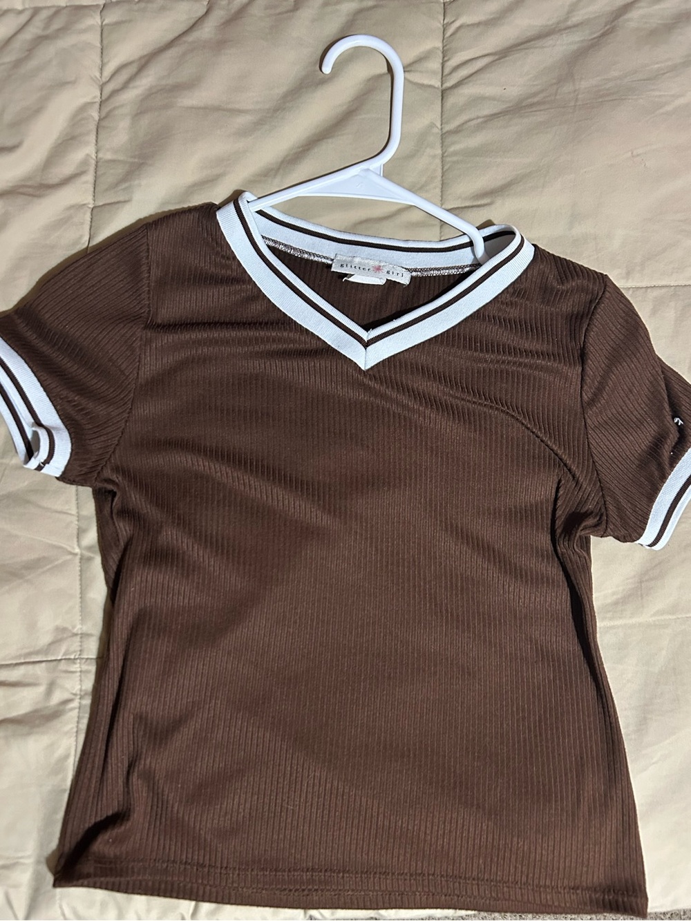 Ribbed V-Neck Short Sleeve Tee in Brown with White Trim